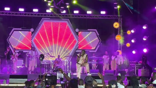 BIG SIZE BEBE COOL JOINED Dr JOSE CHAMELEONE ON STAGE